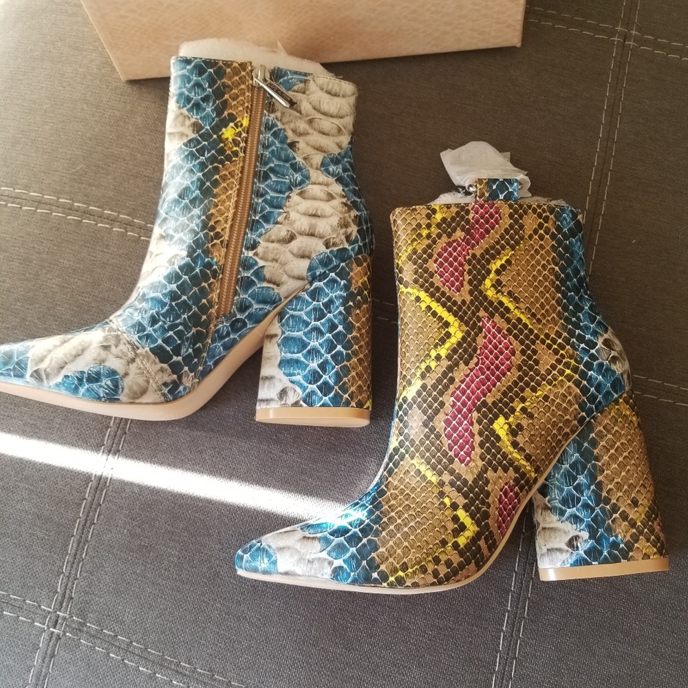 1 left!!! Cape Robin Multi Colored Snake Booties - Picture 2 of 7